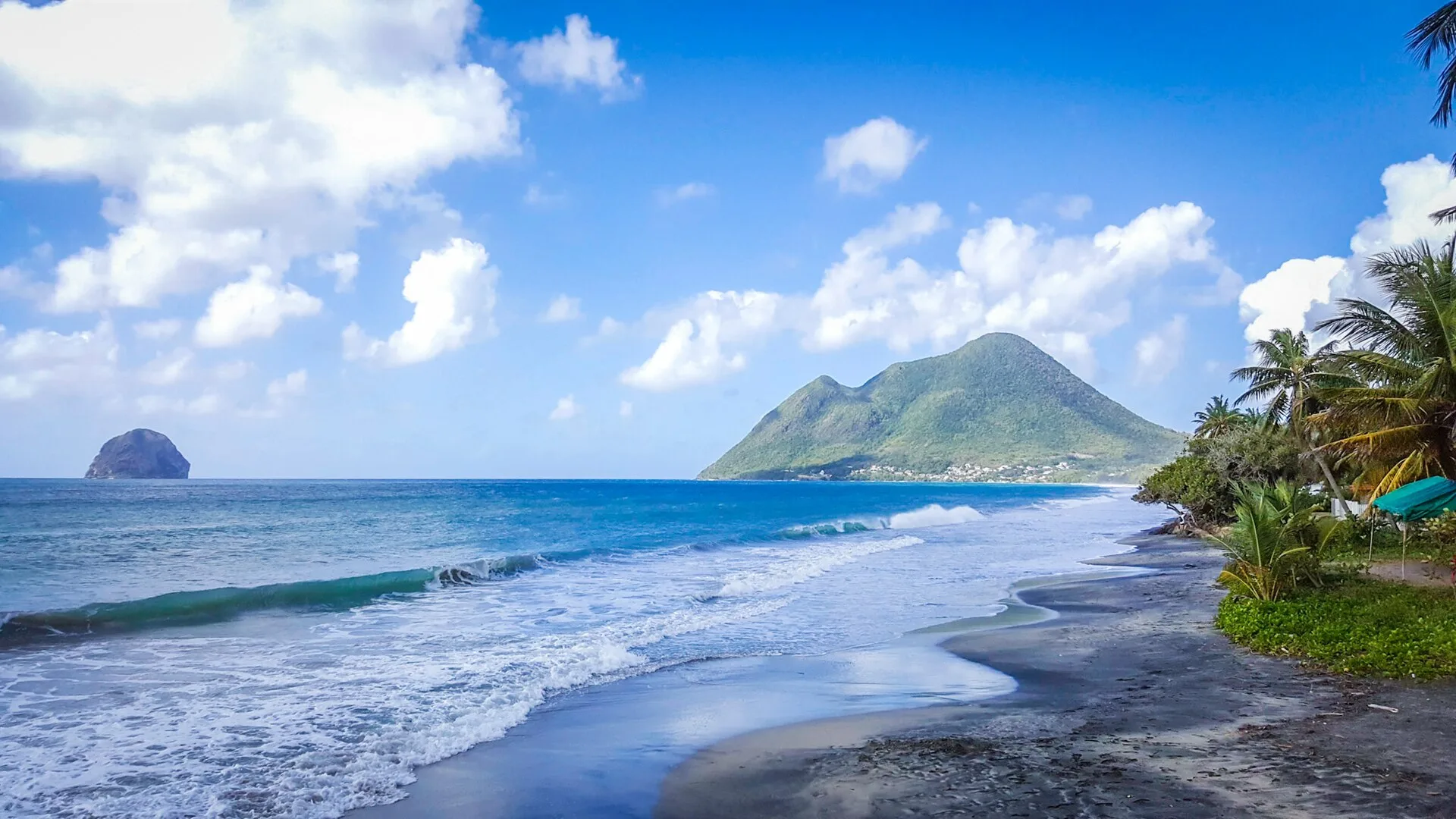 Le Diamant : une longue plage face au célèbre rocher