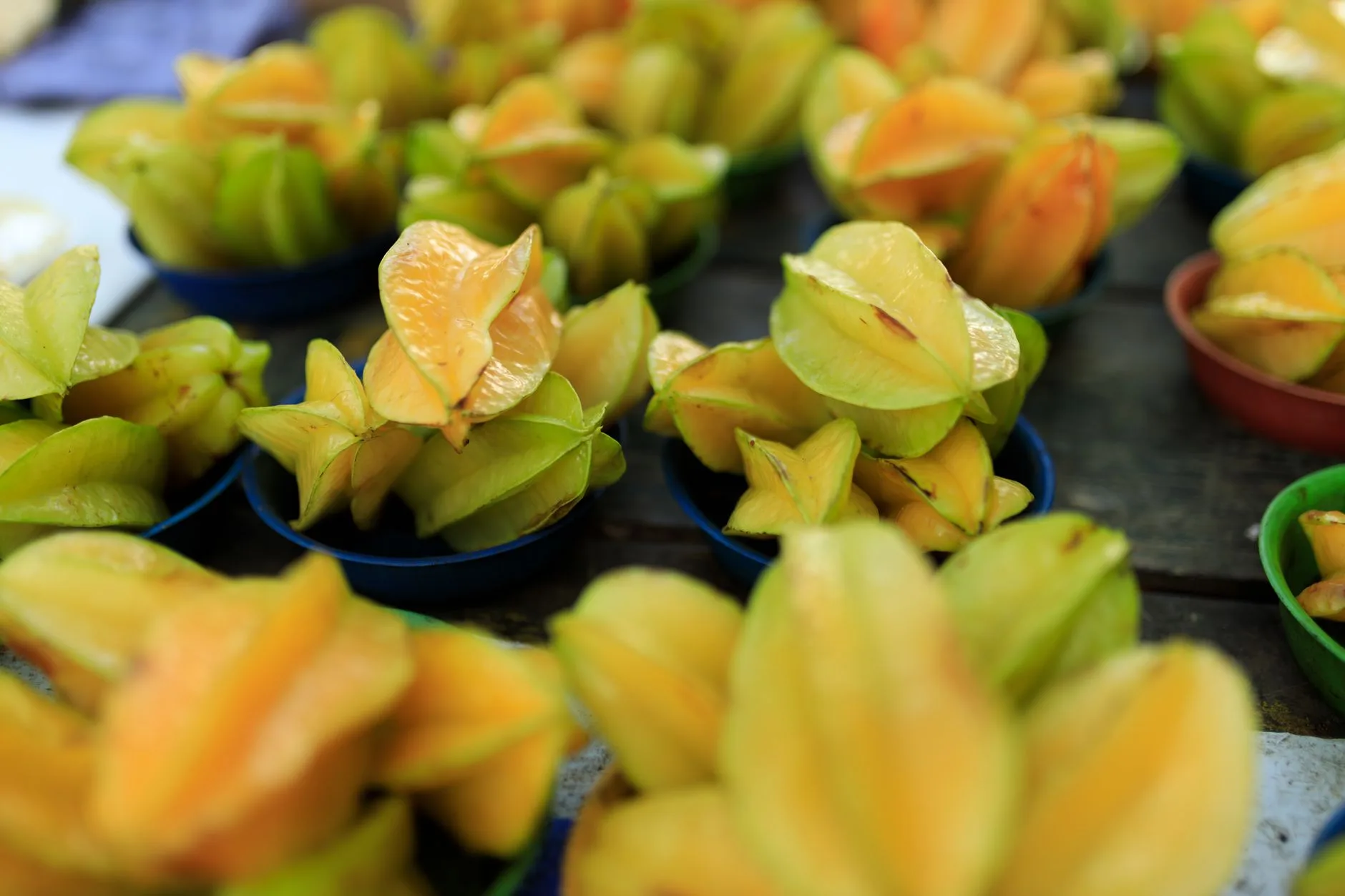 Étal de fruits tropicaux sur un marché en plein air